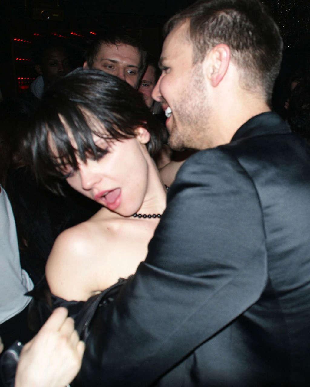 16P Christina Ricci is very drunk on some party paparazzo photos