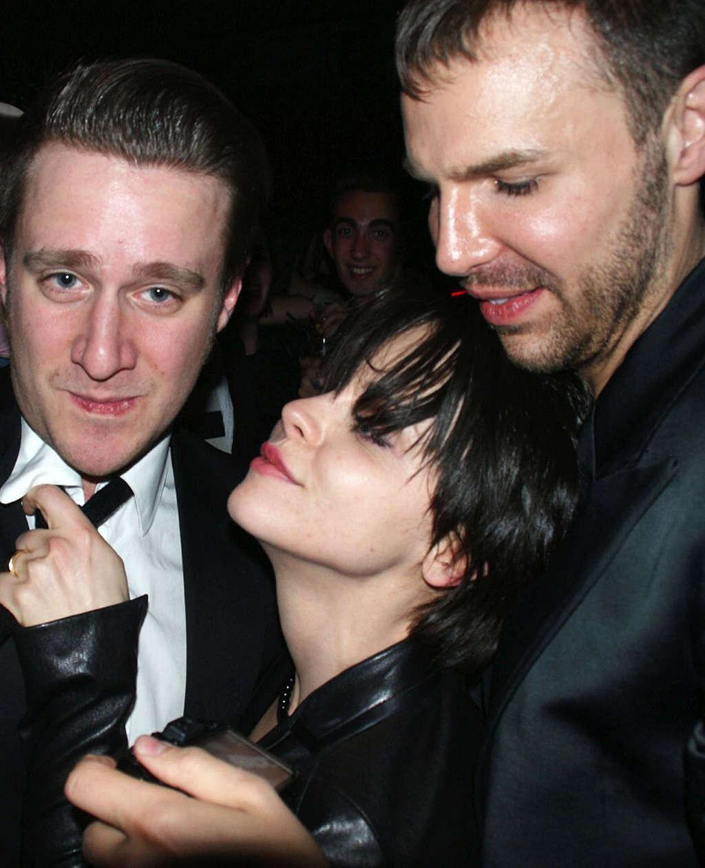16P Christina Ricci is very drunk on some party paparazzo photos