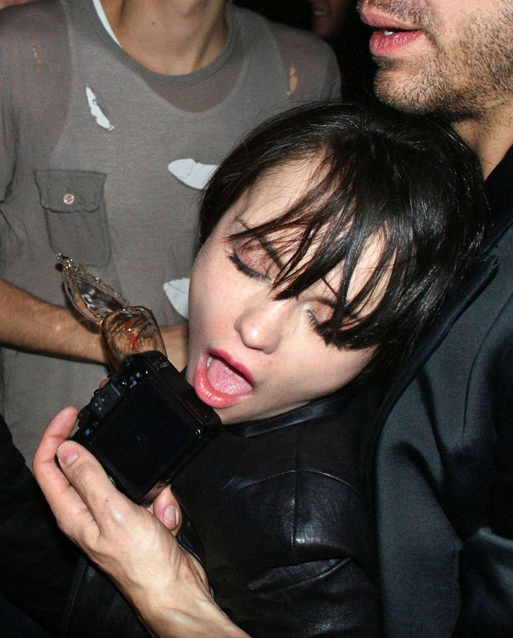 16P Christina Ricci is very drunk on some party paparazzo photos