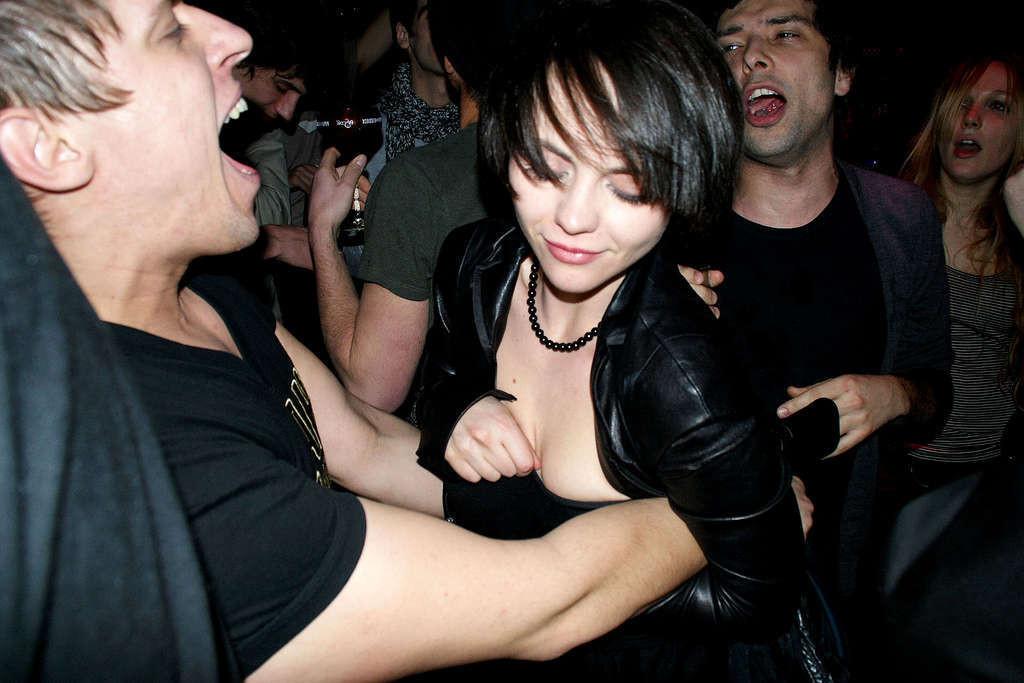 16P Christina Ricci is very drunk on some party paparazzo photos