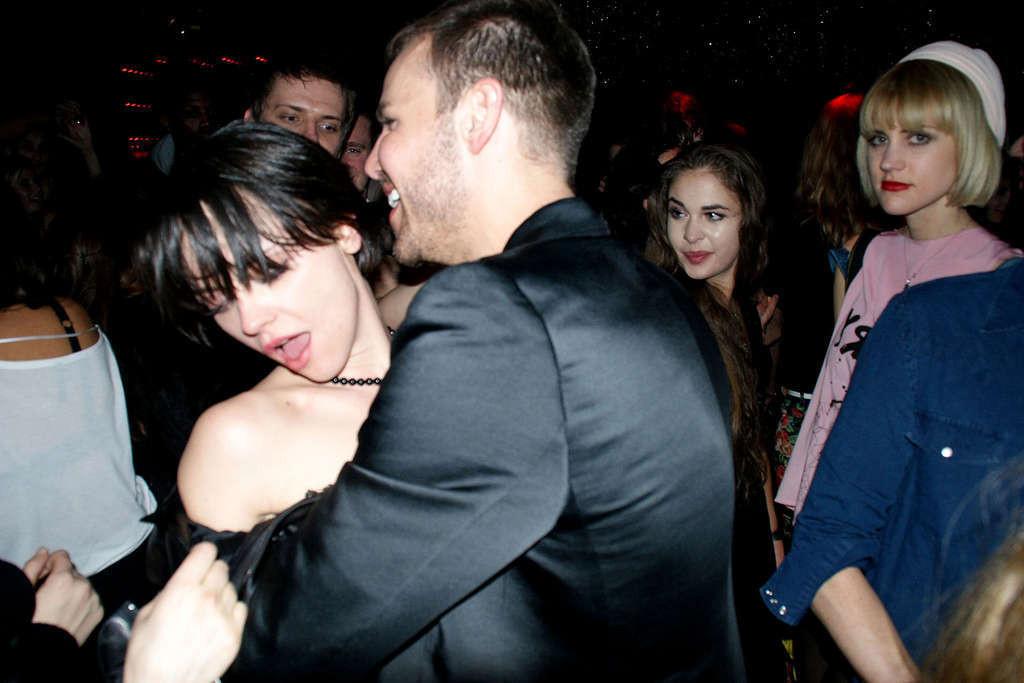 16P Christina Ricci is very drunk on some party paparazzo photos