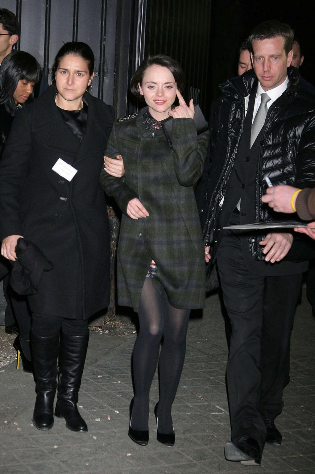 16P Christina Ricci is very drunk on some party paparazzo photos
