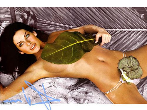 10P Kim Smith  shows its handy body in swimwear and breasts
