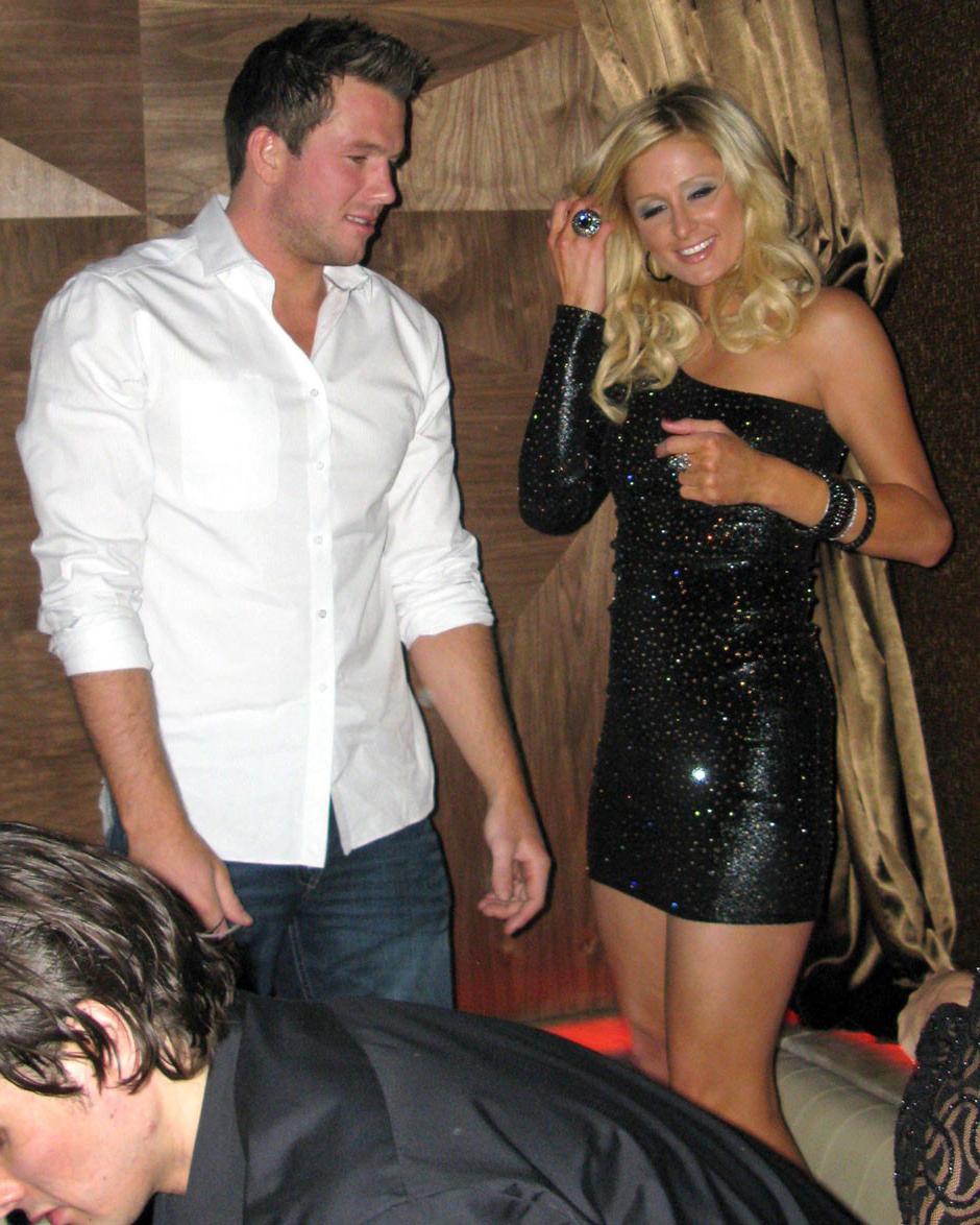 5P Trashy party babe Paris Hilton drunk upskirt