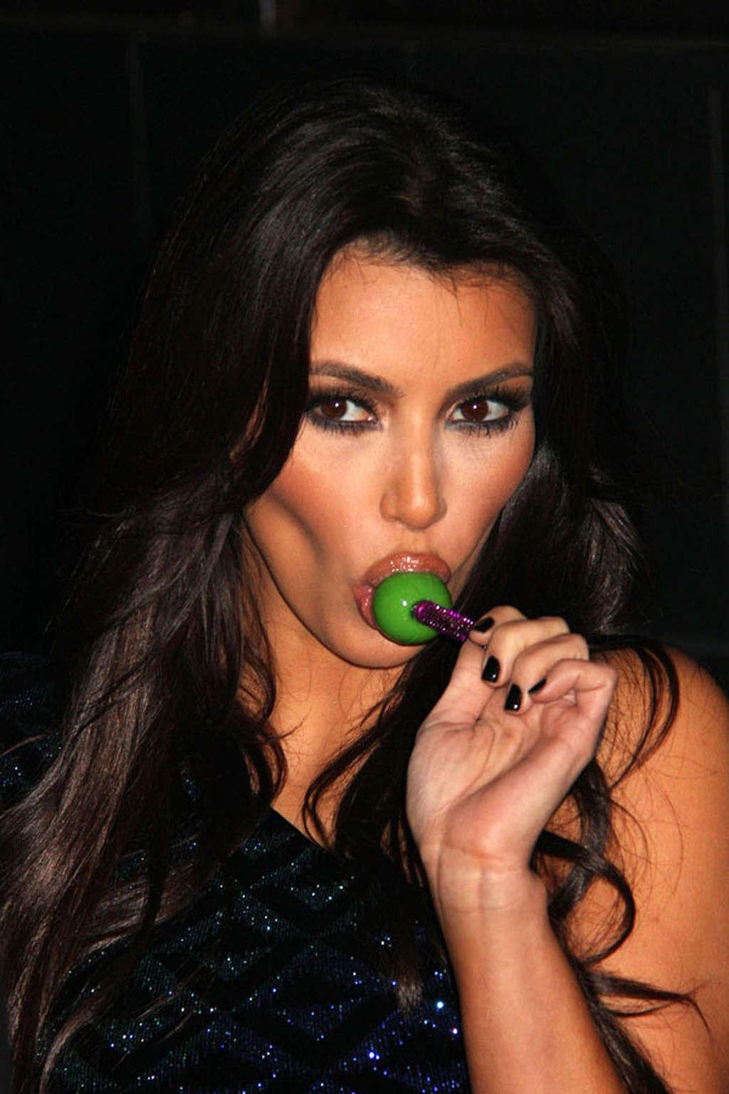 16P Kim Kardashian licking lollipop on a extremely sexy way hot photos