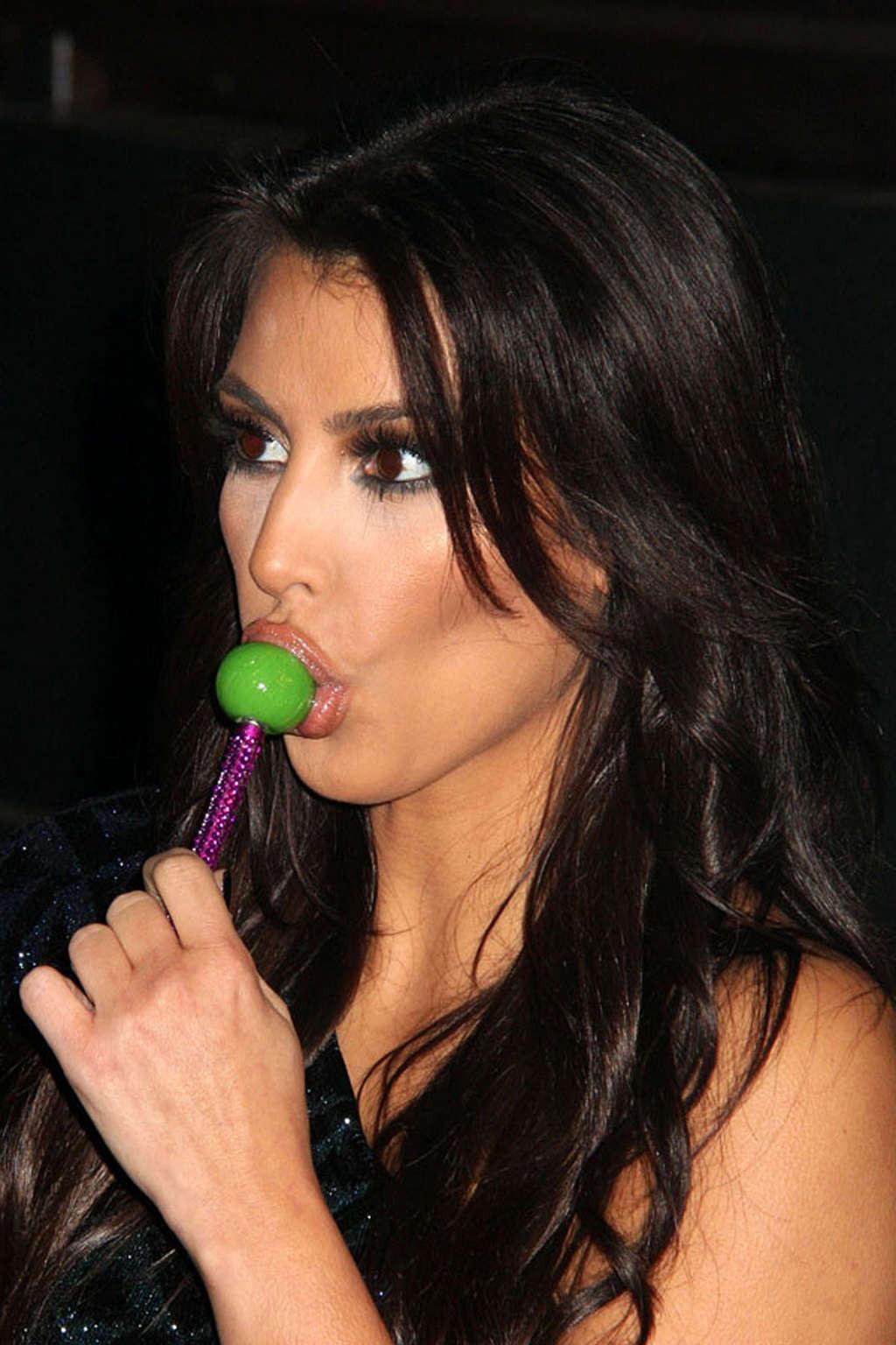16P Kim Kardashian licking lollipop on a extremely sexy way hot photos