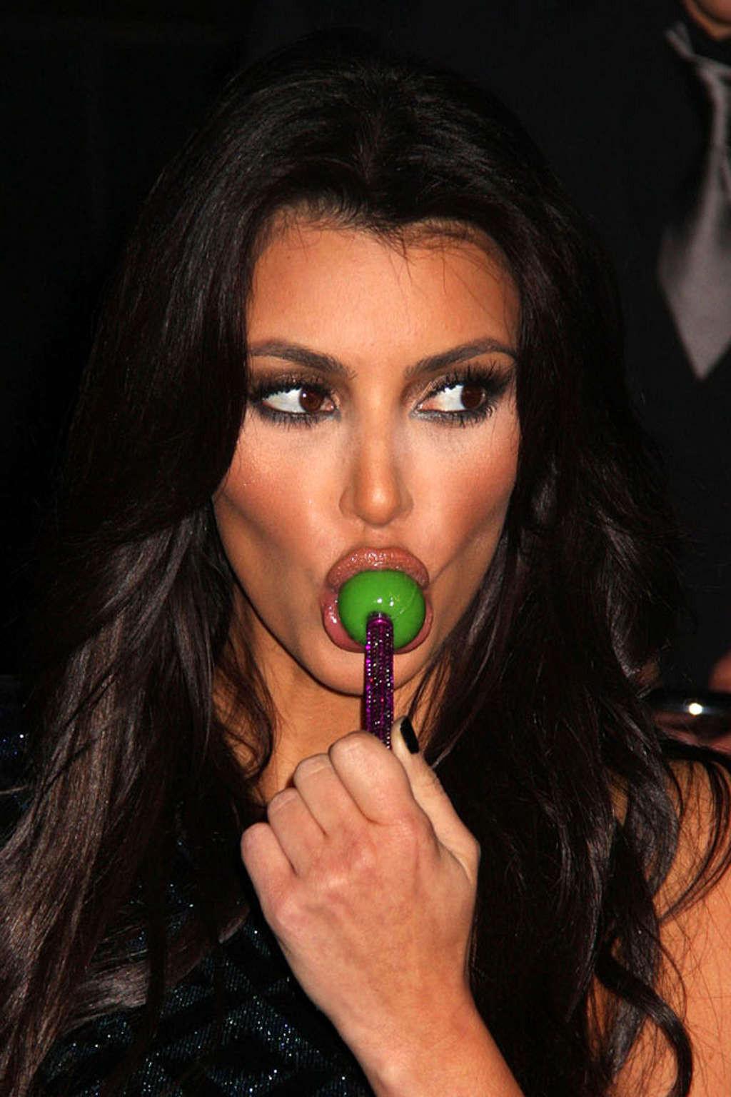 16P Kim Kardashian licking lollipop on a extremely sexy way hot photos