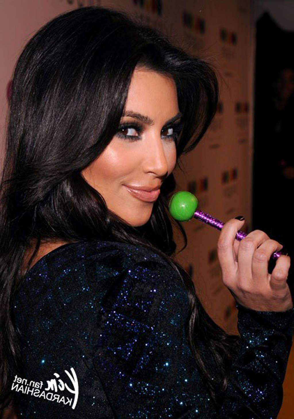 16P Kim Kardashian licking lollipop on a extremely sexy way hot photos