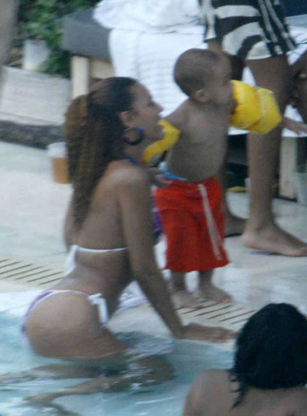 16P Beyonce showing her sweet pussy in limousine while she is drunk
