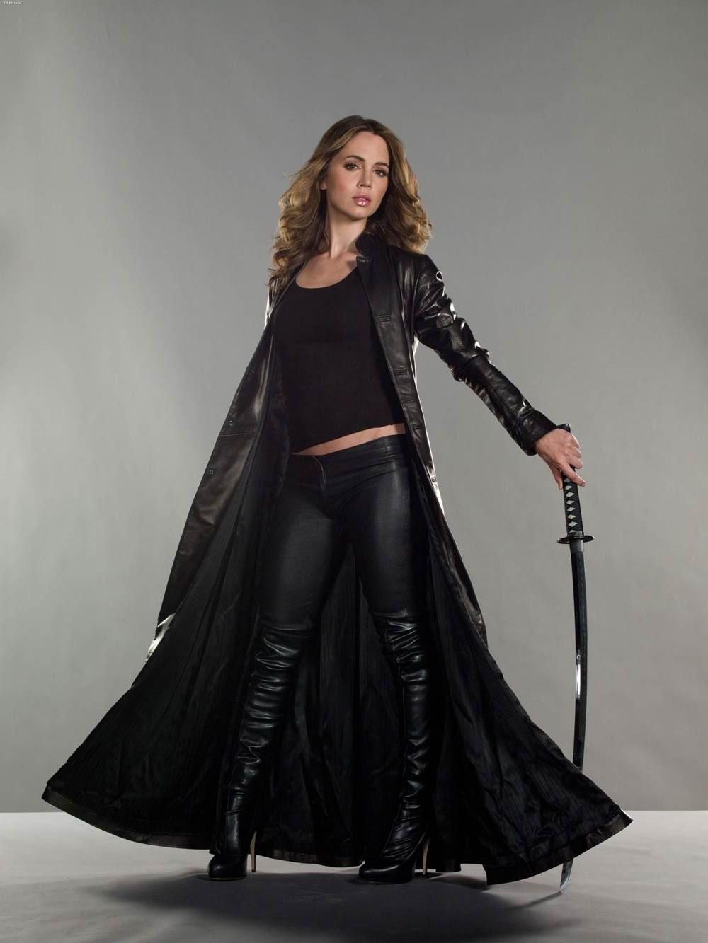 15P Eliza Dushku posing amazingly hot in lingerie