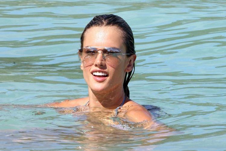 15P Alessandra Ambrosio showing her sexy thong butt