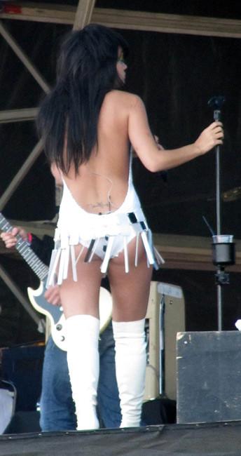 16P Lily Allen expose sexy butt and nice hard nipples