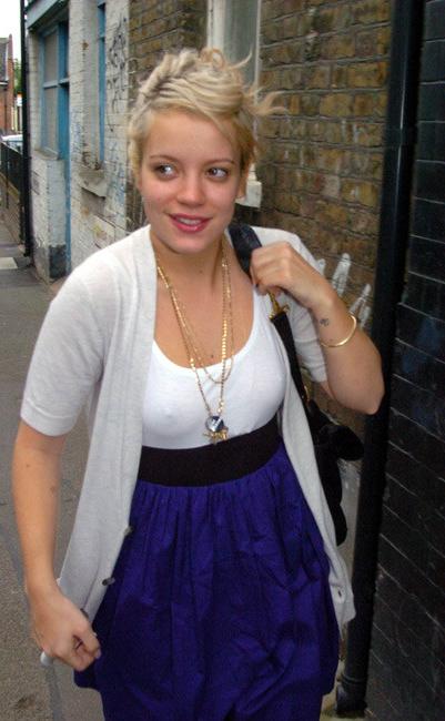 16P Lily Allen expose sexy butt and nice hard nipples