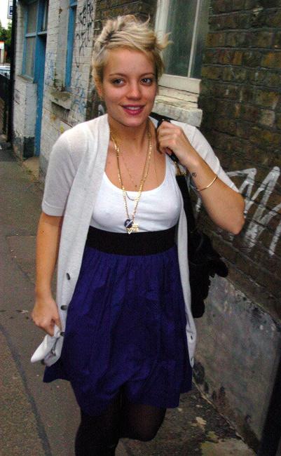 16P Lily Allen expose sexy butt and nice hard nipples
