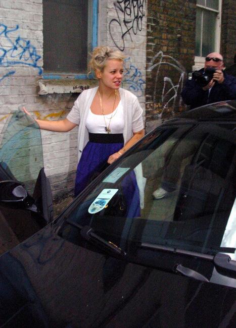 16P Lily Allen expose sexy butt and nice hard nipples