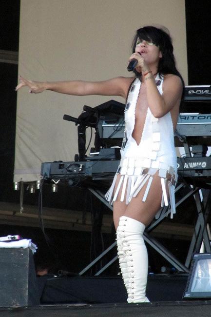 16P Lily Allen expose sexy butt and nice hard nipples
