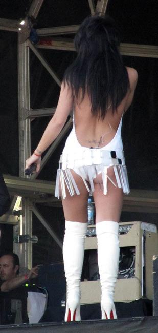 16P Lily Allen expose sexy butt and nice hard nipples