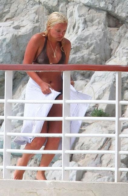 16P Lily Allen expose sexy butt and nice hard nipples