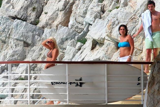 16P Lily Allen expose sexy butt and nice hard nipples