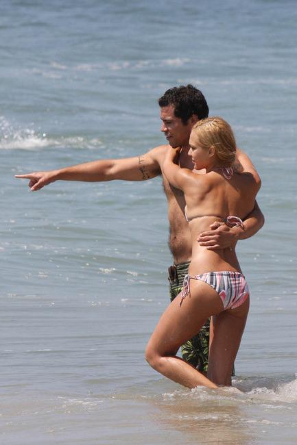 16P Jessica Alba expose her ass in sexy bikini