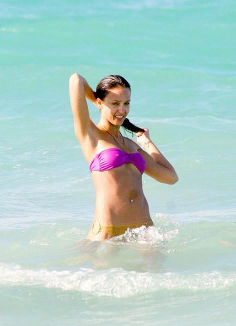 16P Jessica Alba expose her ass in sexy bikini