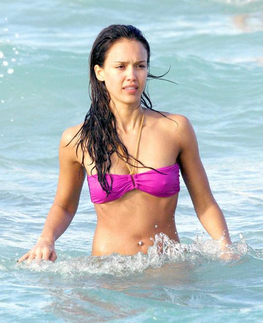 16P Jessica Alba expose her ass in sexy bikini