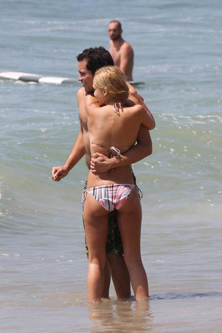 16P Jessica Alba expose her ass in sexy bikini