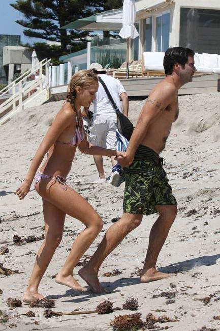 16P Jessica Alba expose her ass in sexy bikini