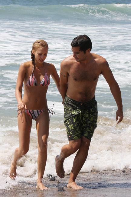 16P Jessica Alba expose her ass in sexy bikini
