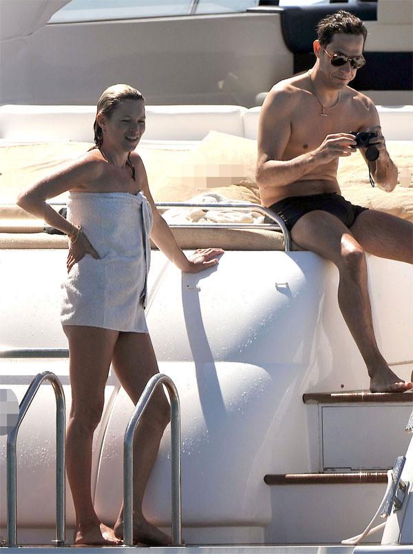 15P Kate Moss showing great topless on a boat