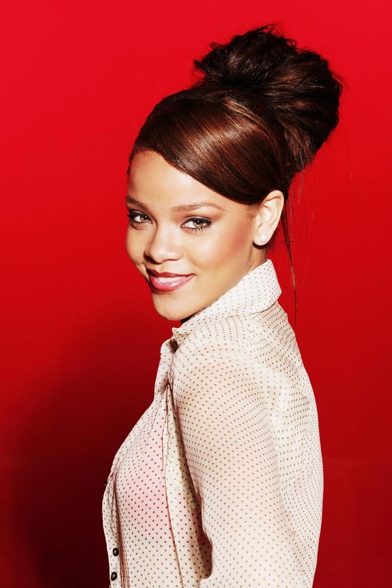 15P Rihanna showing her sexy body in lingerie