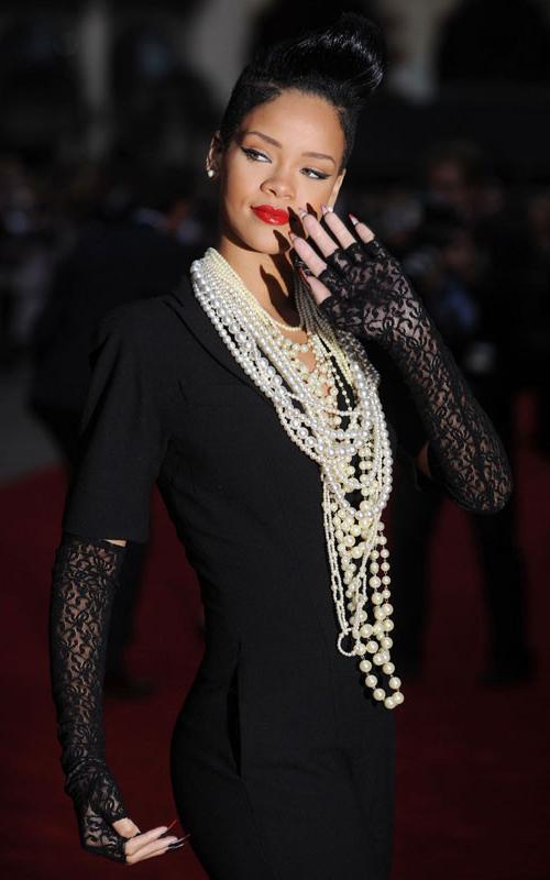 15P Rihanna showing her stunning black body