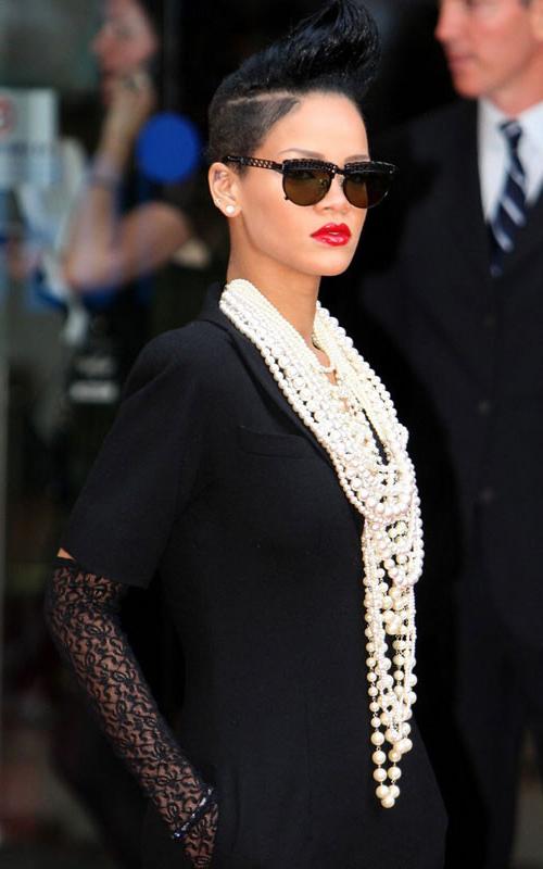 15P Rihanna showing her stunning black body