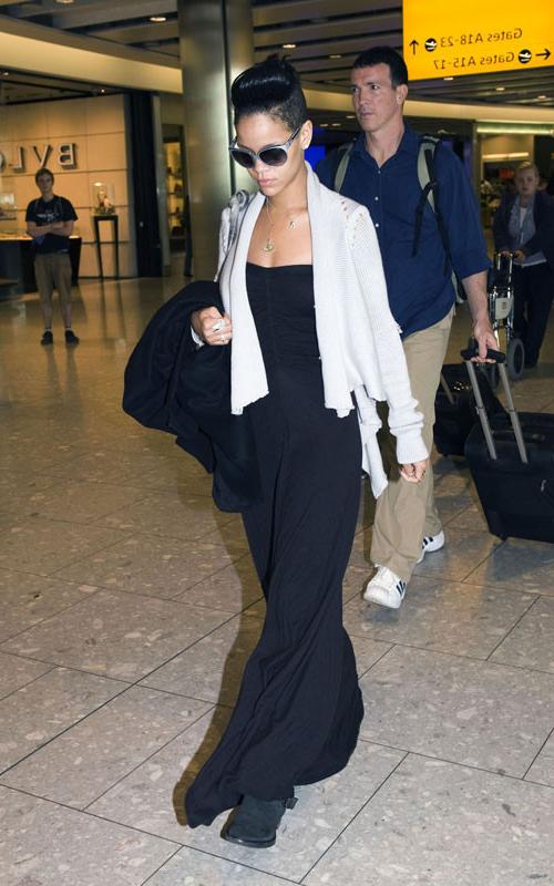 15P Rihanna showing her stunning black body