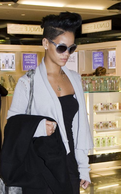 15P Rihanna showing her stunning black body