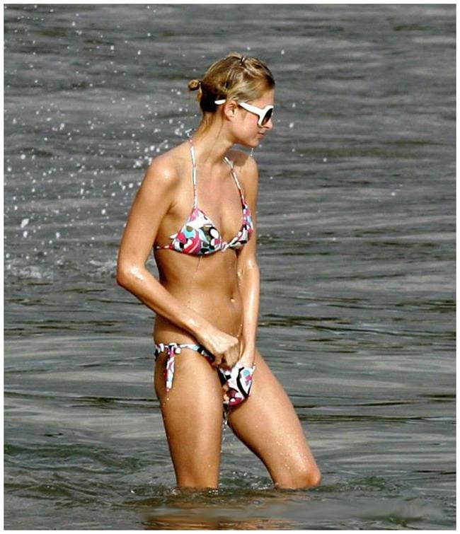 15P Paris Hilton im Badeanzug und unter dem Rock