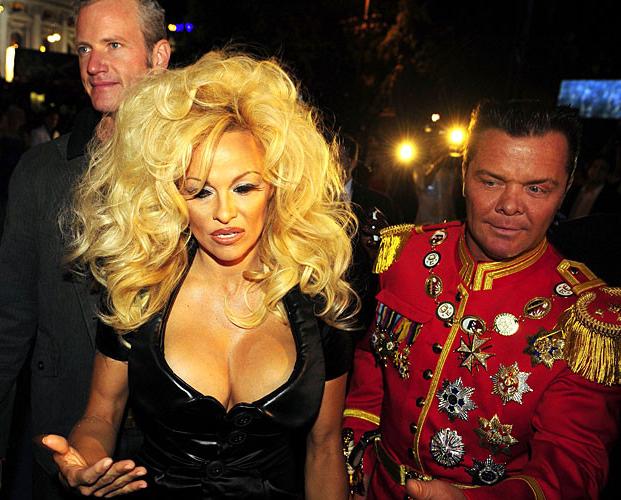 10P Pamela Anderson looking sexy in some swimsuit on stage paparazzi pictures and sh