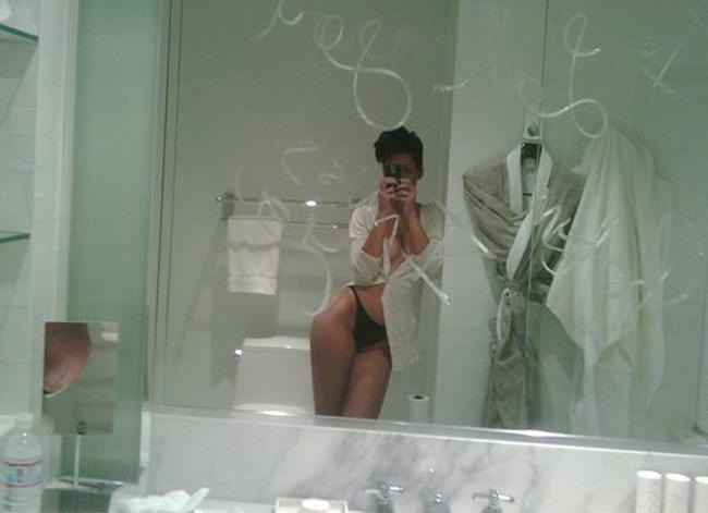 15P Rihanna nude pictures of her stunning ebony body