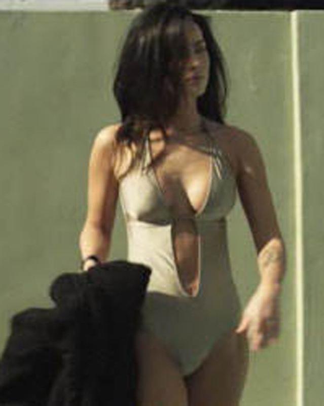15P Megan Fox exposed body and great shaved pussy