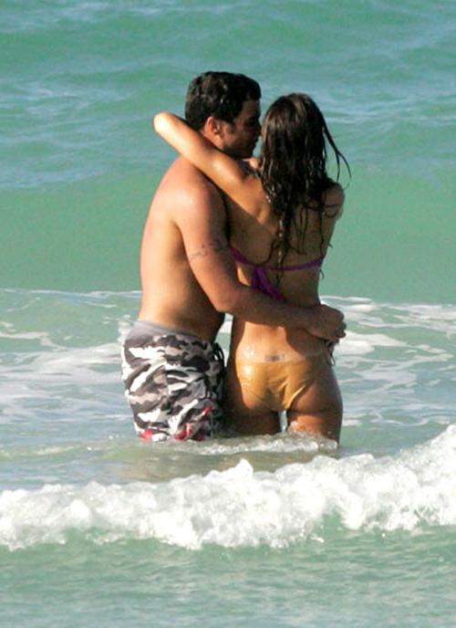 16P Jessica Alba playing football in bikini on beach and showing her tits