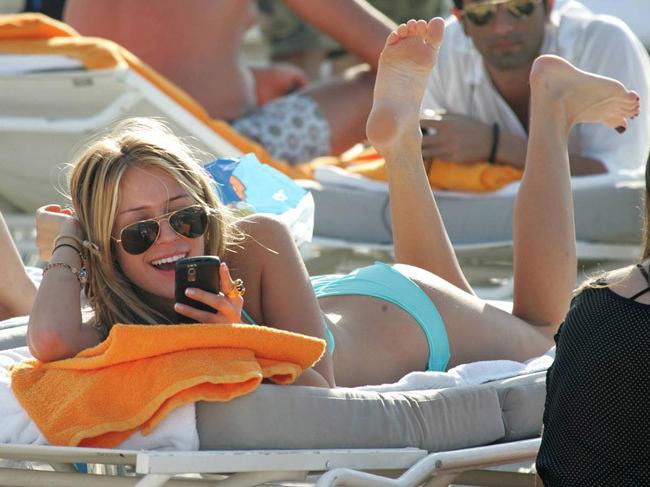 16P Celebrity Kristin Cavallari posing in sexy blue bikini
