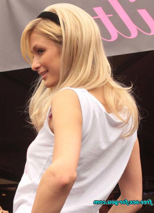 16P Paris Hilton showing her ass and small tits on boat to paparazzi