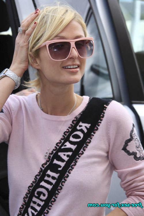 16P Paris Hilton showing her ass and small tits on boat to paparazzi