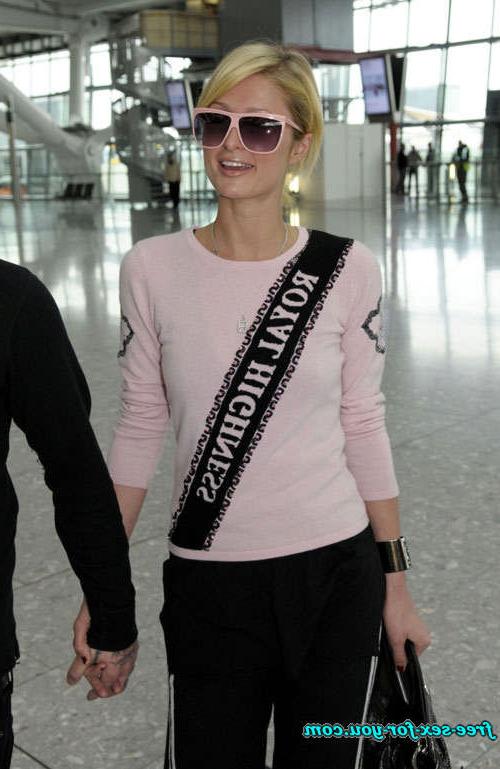 16P Paris Hilton showing her ass and small tits on boat to paparazzi