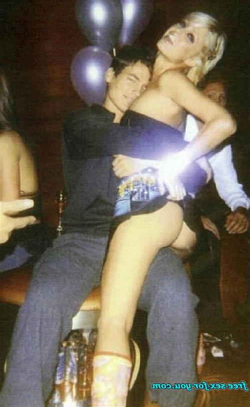 16P Paris Hilton showing her ass and small tits on boat to paparazzi
