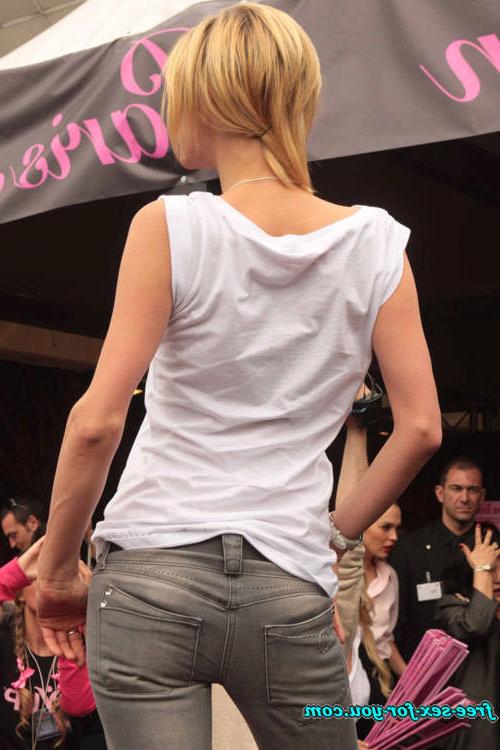 16P Paris Hilton showing her ass and small tits on boat to paparazzi