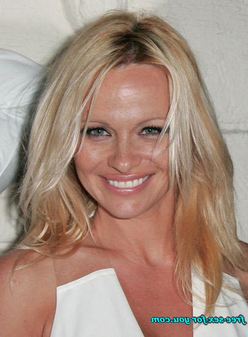 16P Pamela Anderson showing her shaved pussy on boat and big tits