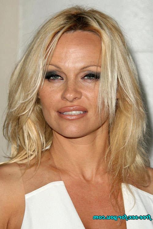 16P Pamela Anderson showing her shaved pussy on boat and big tits
