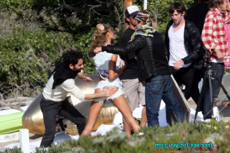 16P Gisele Bundchen showing her nice tits and ass to paparazzi