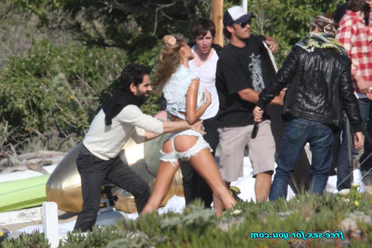 16P Gisele Bundchen showing her nice tits and ass to paparazzi
